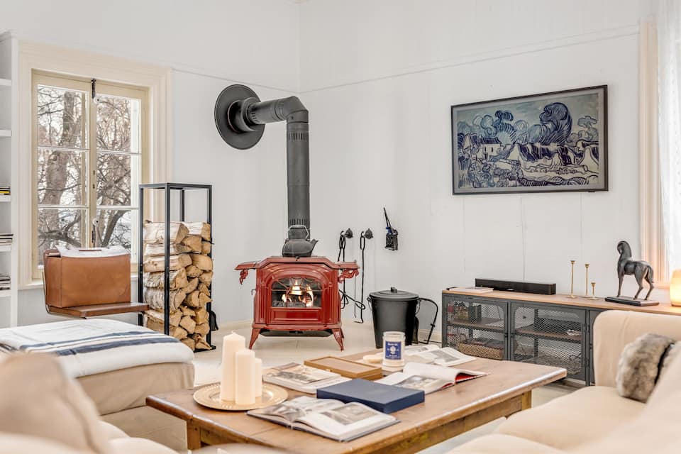 Salon avec foyer dans une ancienne école de rang de 1839, Île d'Orléans
